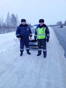 Госавтоинспекторы Нижневартовского района помогли мужчине экстренно добраться до больницы